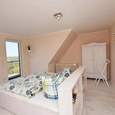 Hébergement de vacances Traumhaftes Reetdach Gedecktes Mit Blick Auf Den Breetzer Bodden Bis Hiddensee