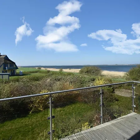 Traumhaftes Reetdach Gedecktes Mit Blick Auf Den Breetzer Bodden Bis Hiddensee Hébergement de vacances *