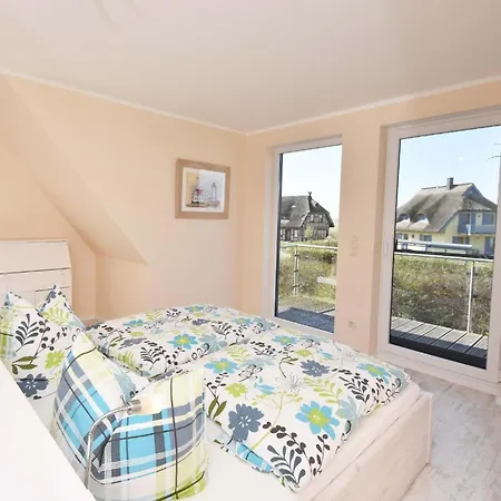 Hébergement de vacances Traumhaftes Reetdach Gedecktes Mit Blick Auf Den Breetzer Bodden Bis Hiddensee *