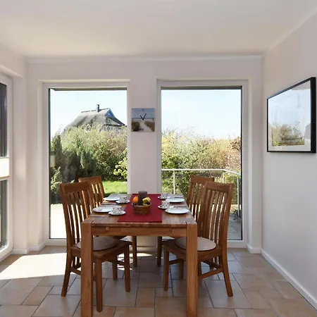 Traumhaftes Reetdach Gedecktes Mit Blick Auf Den Breetzer Bodden Bis Hiddensee Hébergement de vacances Vieregge
